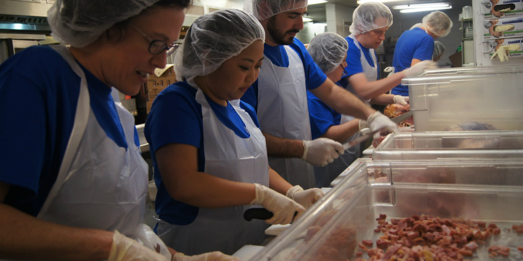 Envolva-se em um kit de sopa como seu trabalho voluntário no Natal